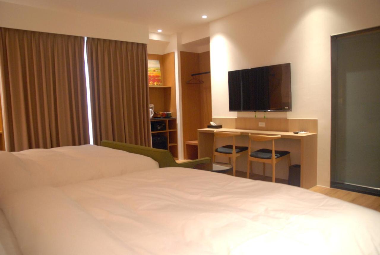 鹹菜巷8號 Hotel Tainan Bagian luar foto