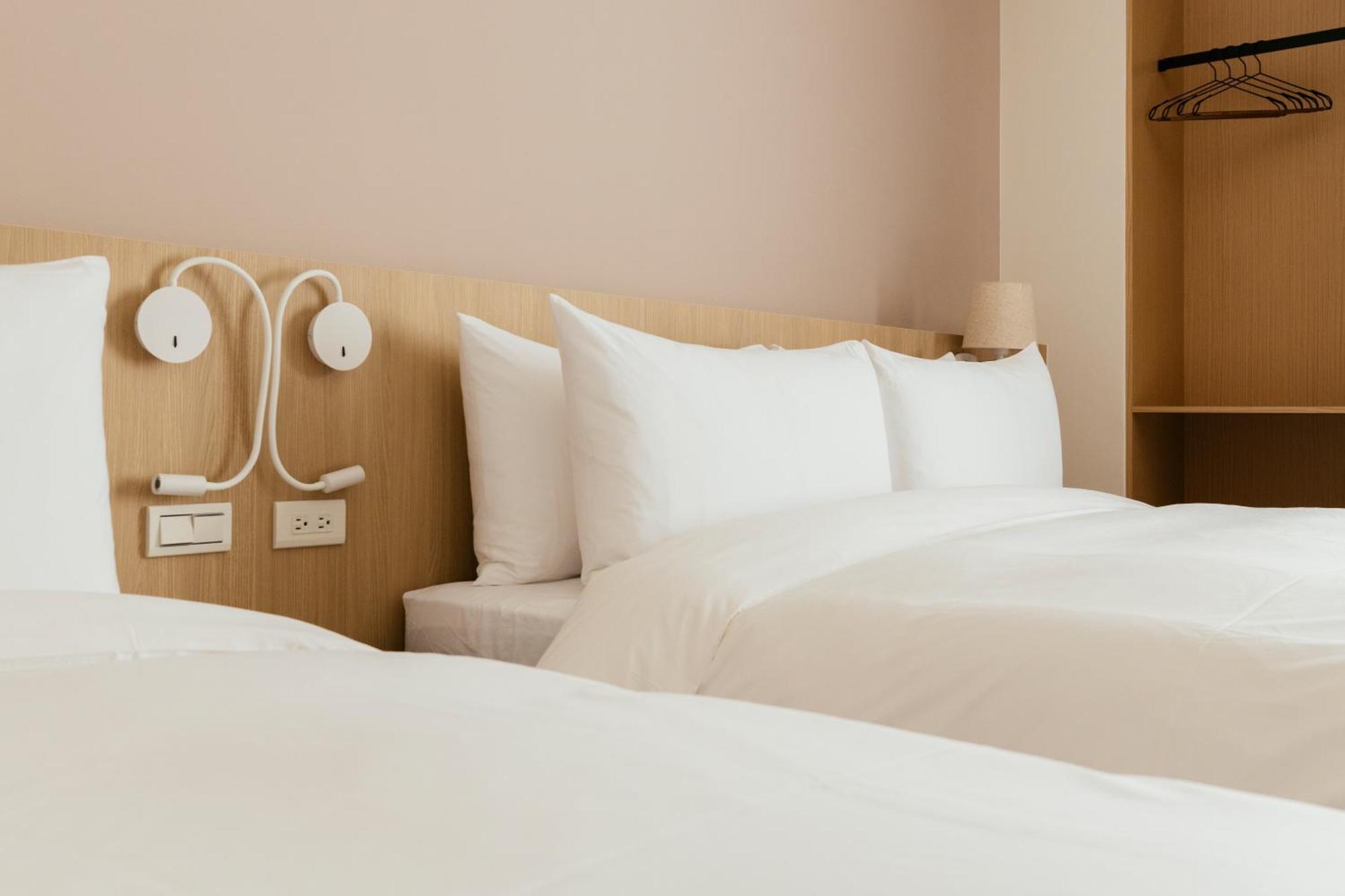 鹹菜巷8號 Hotel Tainan Bagian luar foto