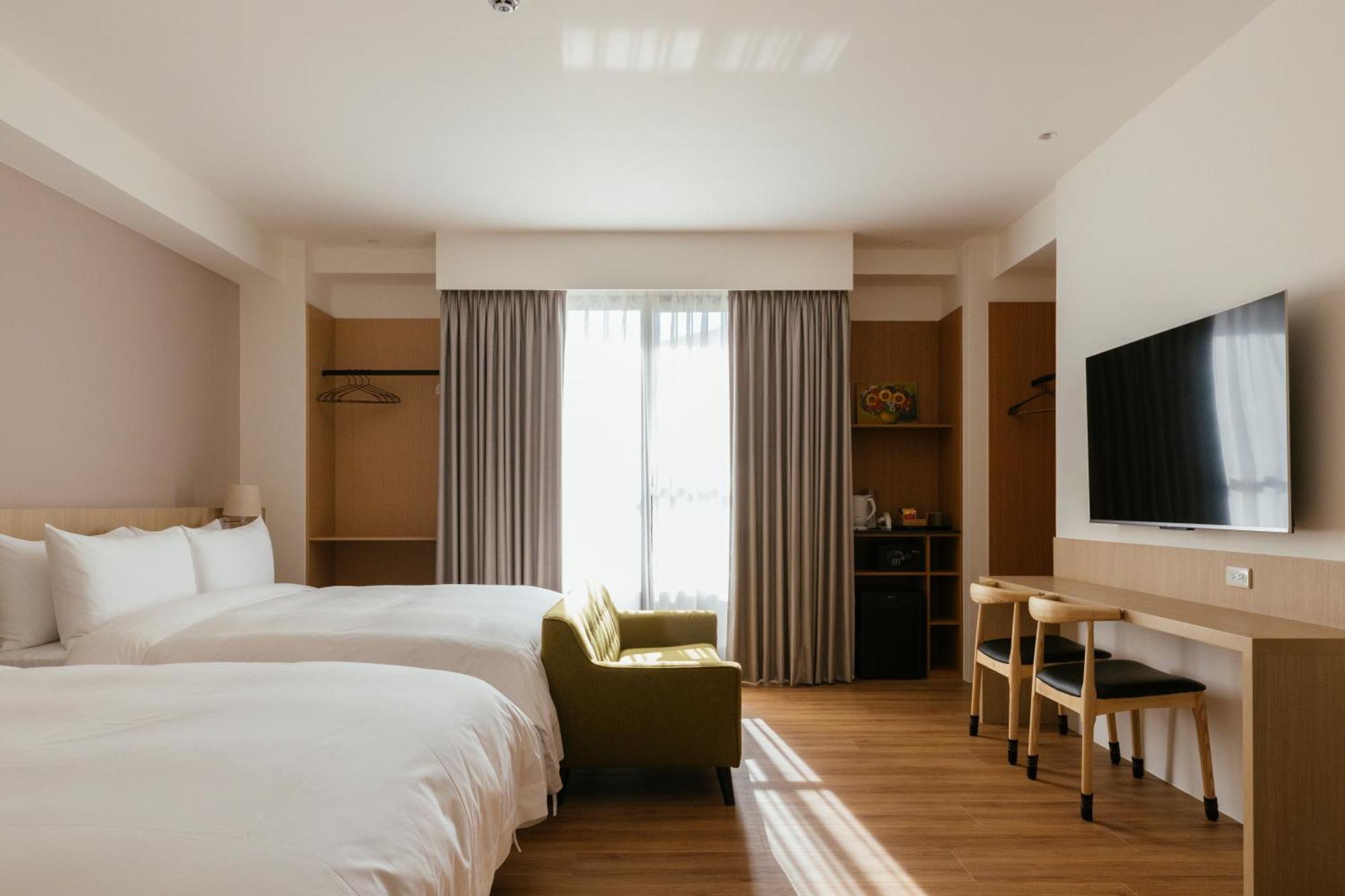 鹹菜巷8號 Hotel Tainan Bagian luar foto