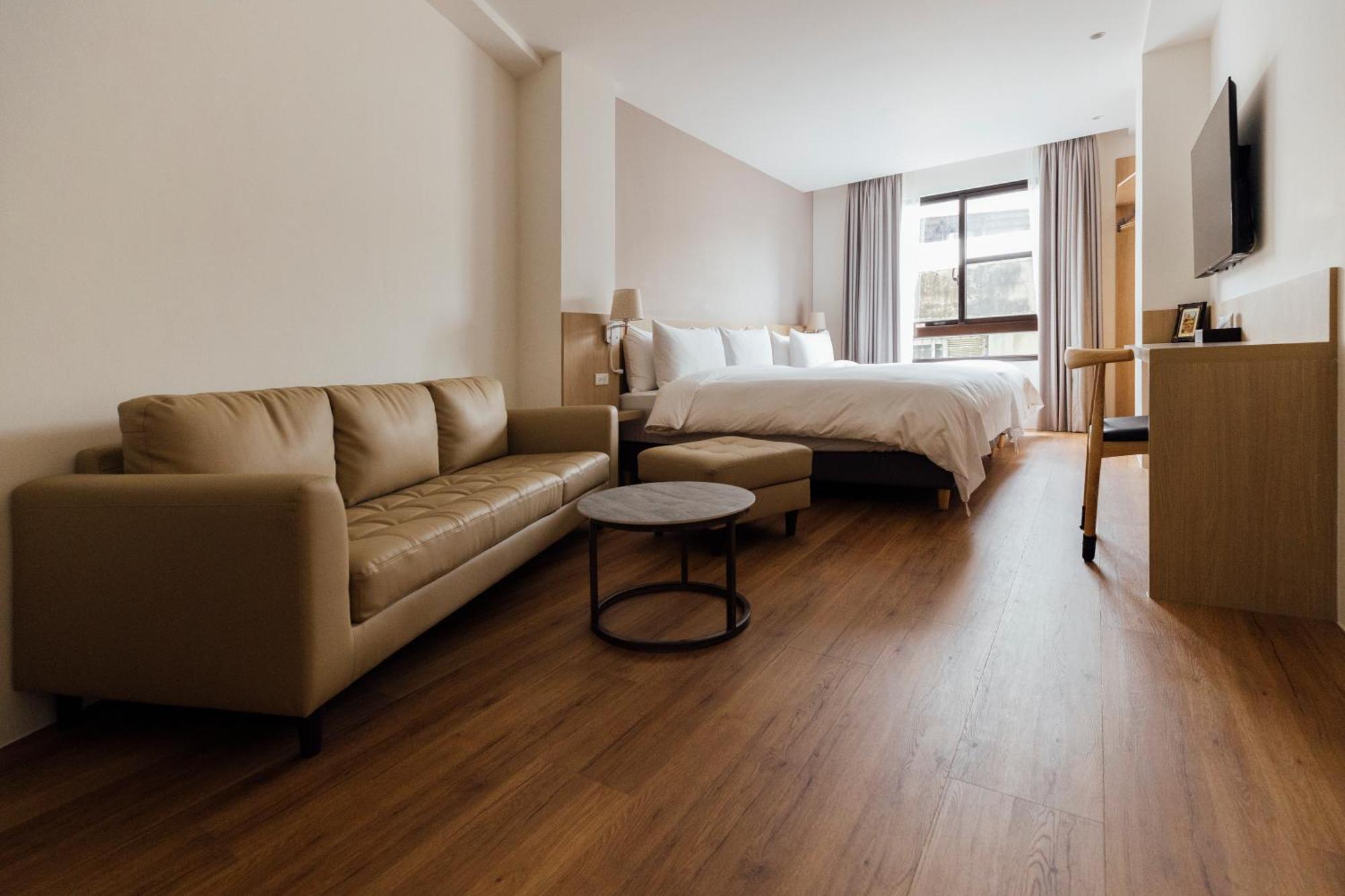 鹹菜巷8號 Hotel Tainan Bagian luar foto