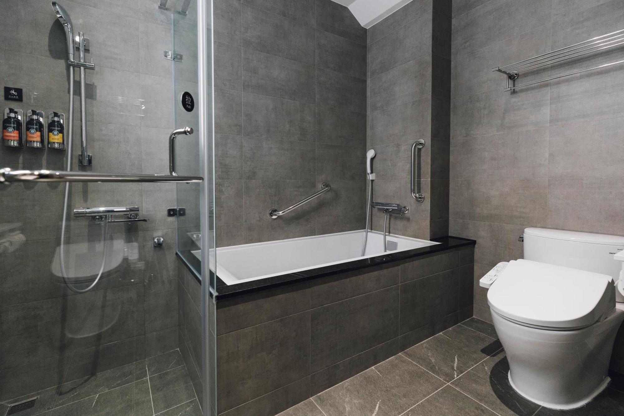 鹹菜巷8號 Hotel Tainan Bagian luar foto
