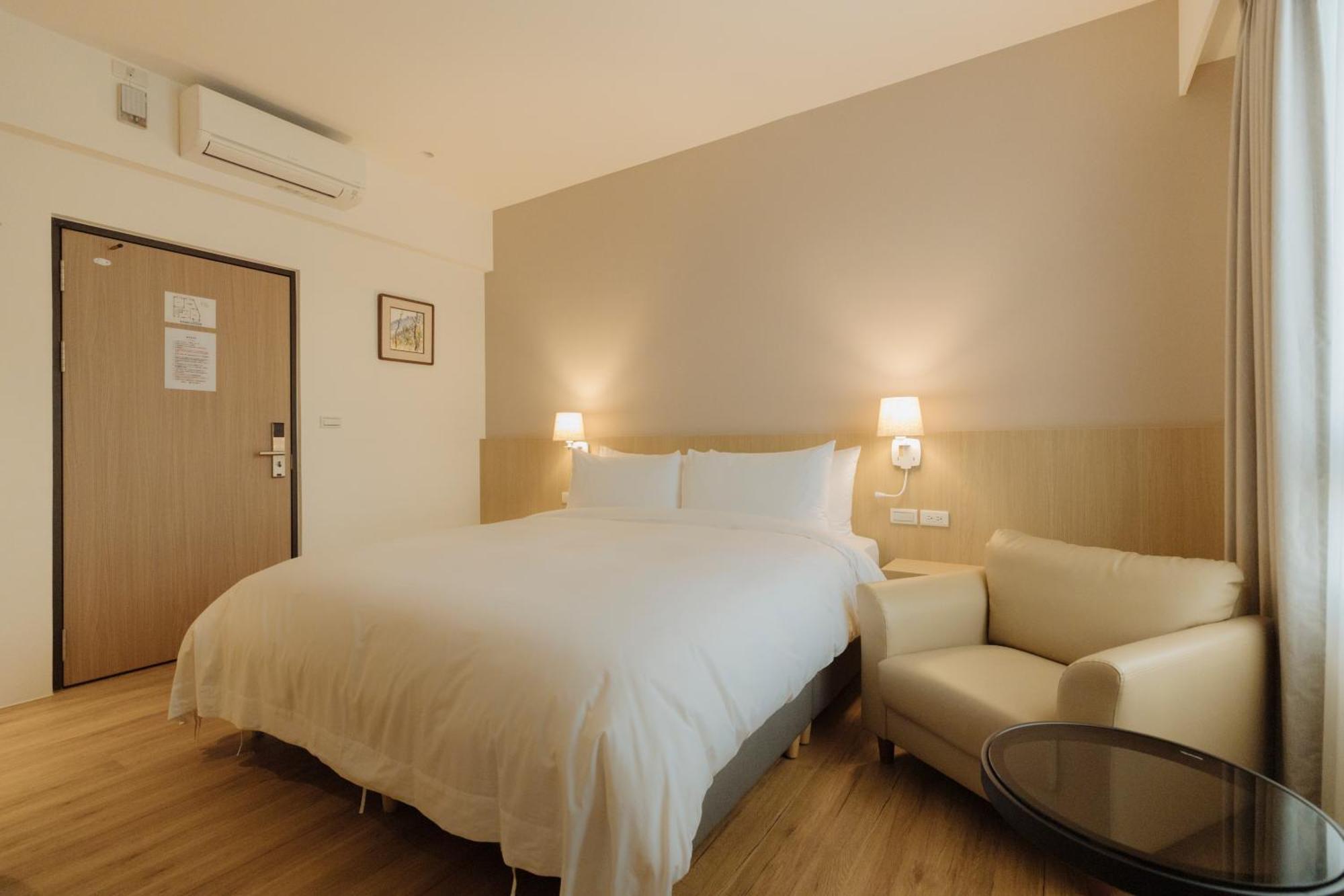 鹹菜巷8號 Hotel Tainan Bagian luar foto