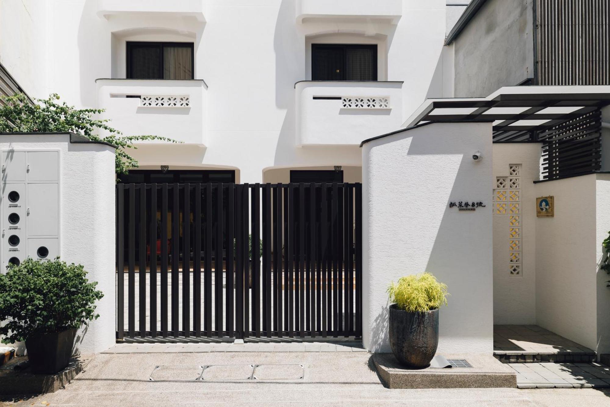鹹菜巷8號 Hotel Tainan Bagian luar foto